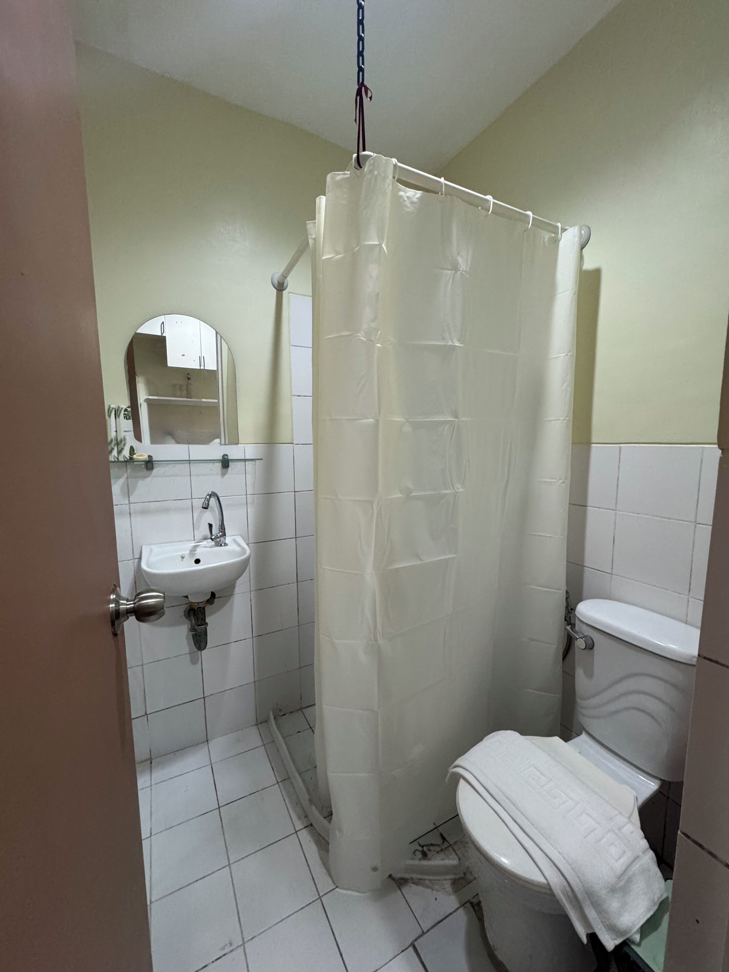 Regadera, bidet, toallas, jabón 