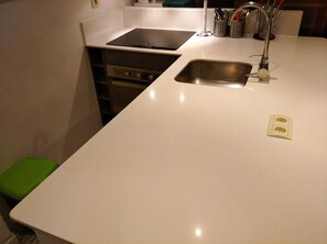 Kjøleskap, ovn, kaffetrakter/tekoker og brødrister