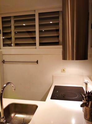 Réfrigérateur, four, cafetière/bouilloire, grille-pain