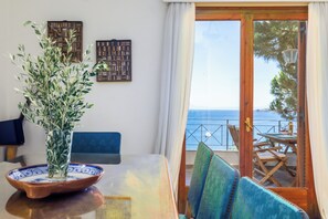 Family House, Sea View | In-room dining