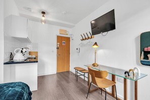 Interior - City Life in Style: Chic Studio in Prime Area (London)