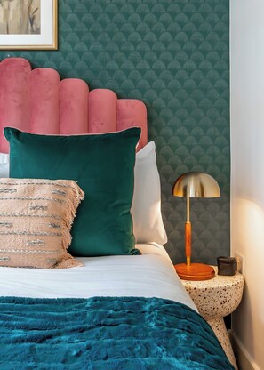 Desk, iron/ironing board, travel cot, WiFi - City Life in Style: Chic Studio in Prime Area (London)