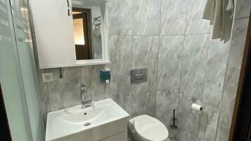 Douche, sèche-cheveux, serviettes fournies, savon