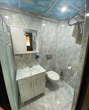 Suihku, hiustenkuivaaja, pyyhkeet, saippua