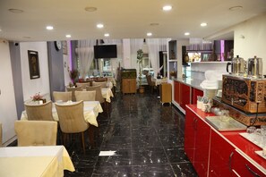 Een bureau, een laptopwerkplek, gratis wifi