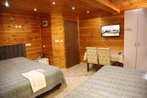 Kahden hengen standard-huone (kaksi sänkyä), 2 yhden hengen sänkyä, oma kylpyhuone | Työpöytä, kannettavalle tietokoneelle sopiva työtila, ilmainen Wi-Fi