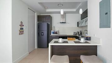 Réfrigérateur, four à micro-ondes, un four, surface de cuisson