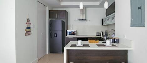 Kühlschrank, Mikrowelle, Ofen, Herdplatte