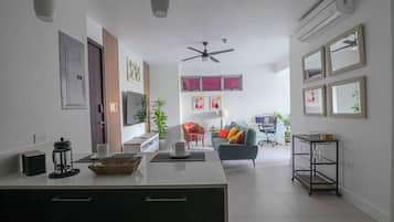 Una Smart TV, una oficina