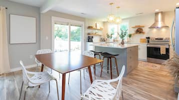 Bungalow de lujo, vista al río | Espacio para trabajar con laptop y cortinas blackout