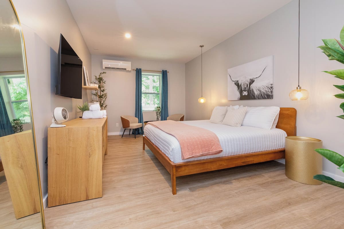 Estudio Deluxe, vista al río | 1 habitación, espacio para trabajar con laptop y cortinas blackout
