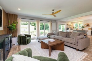 Luxury Bungalow, River View | Living area - The Dogwood (Maggie Valley)