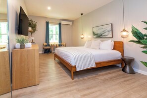 Superior Studio, River View | Laptop workspace, blackout curtains, iron/ironing board, free WiFi - The Dogwood (Maggie Valley)