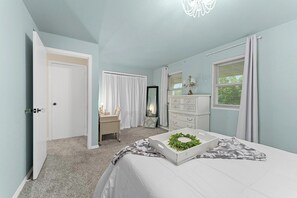 3 habitaciones, tabla de planchar con plancha, wifi y ropa de cama 