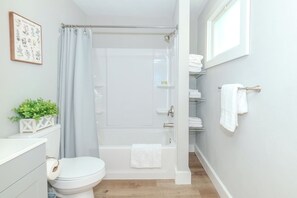 Haartrockner, Handtücher, Seife, Toilettenpapier