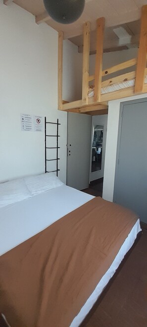 1 bedroom, desk, free WiFi, bed sheets