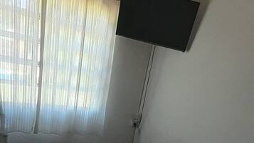 1 dormitorio, escritorio, wifi gratis y ropa de cama