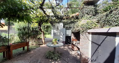 Guest House Muñiz, park 1000m2 20m2 cub. bath w/shower detachable swimming pool