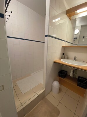 Doccia, asciugacapelli, asciugamani, sapone