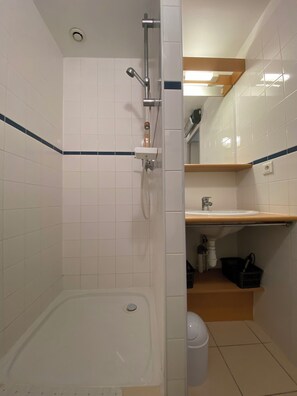 Un baño con bañera, lavamanos e inodoro.