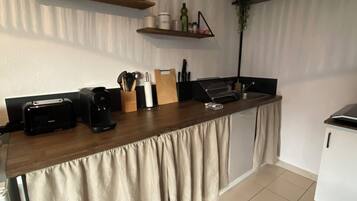 Réfrigérateur, micro-ondes, plaque de cuisson, lave-vaisselle