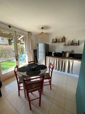 Kjøleskap, mikrobølgeovn, kokeplater og oppvaskmaskin