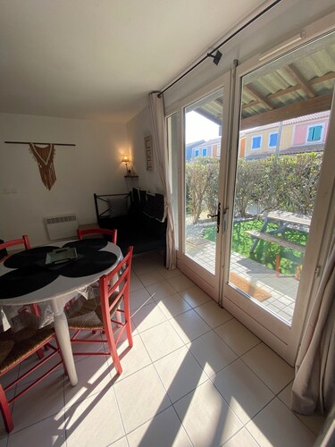 Beautiful pond-side marina, 3 minutes from the beach! Ideal with or without children