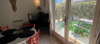 Beautiful pond-side marina, 3 minutes from the beach! Ideal with or without children