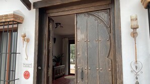 Una porta de fusta amb un pom d'acer i un finestral de vidre.