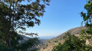 Vista d'un paisatge amb turons sota un cel serè.