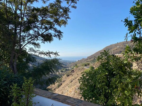 Vista de un paisaje montañoso bajo un cielo despejado.