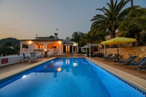 A swimming pool with lounge chairs and a covered seating area. - Beautiful villa near the sea and golf course (Benissa)