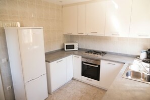 Kühlschrank, Mikrowelle, Ofen, Geschirrspüler