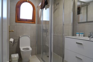Een douche, handdoeken