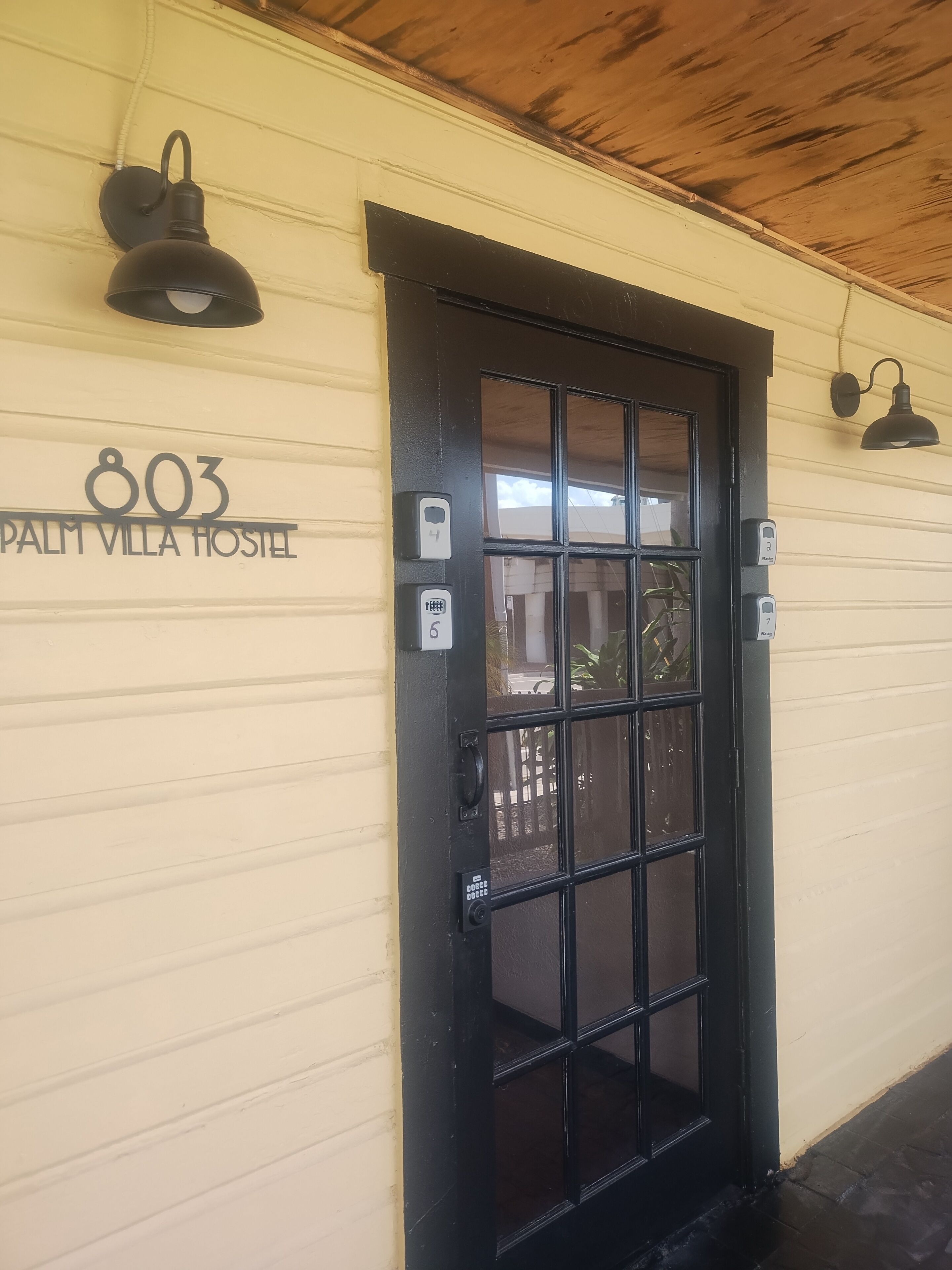 Vista frontal de la propiedad