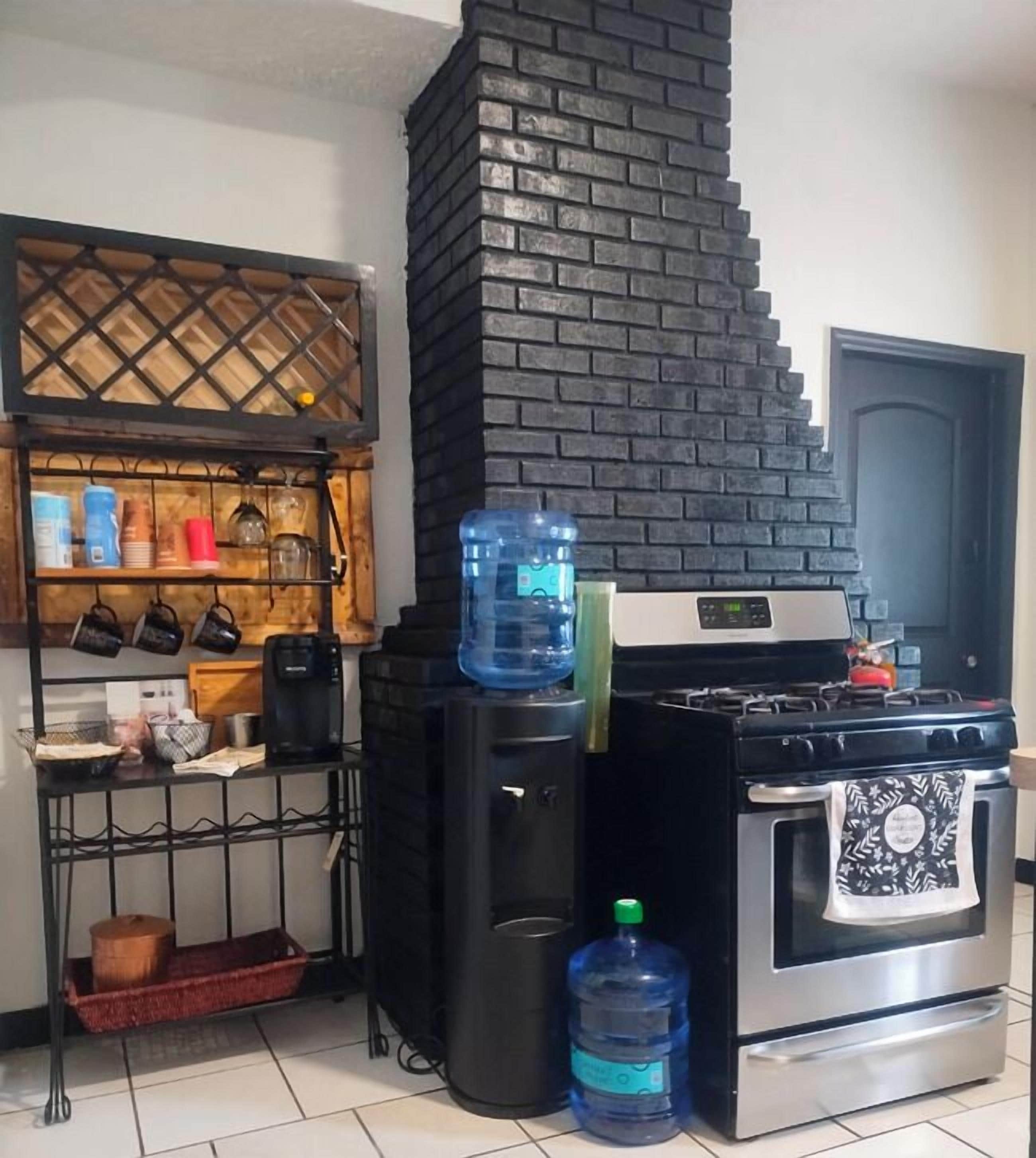   微波爐、烤箱、爐台、鍋具/餐盤/廚房用品