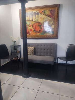 Living area - Palm Villa Hostel (Tampa)