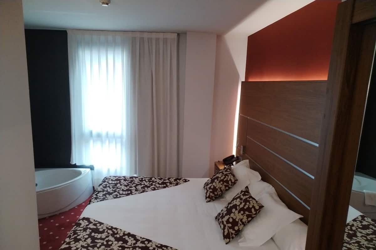 Camera Comfort con letto matrimoniale o 2 letti singoli | Una cassaforte in camera, tende oscuranti, insonorizzazione