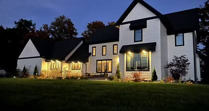 Luxury Farm Stay on Leelanau Wine Trail. Minutes to Downtown Traverse City.