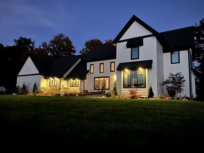 Luxury Farm Stay on Leelanau Wine Trail. Minutes to Downtown Traverse City.