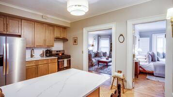 Fridge, oven, stovetop, coffee/tea maker