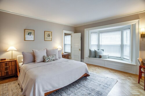 Victorian Elegance: 2 Bedroom w/ King Beds off Park Ave 