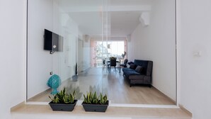 Apartemen Deluks | Area keluarga | Televisi layar datar 42-inci dengan saluran TV digital