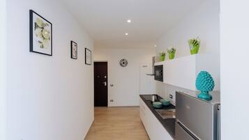 Deluxe Apartment | Private kitchen | Espresso maker, electric kettle, toaster