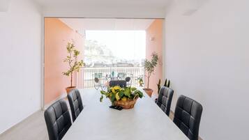 Deluxe Apartment | Dining room