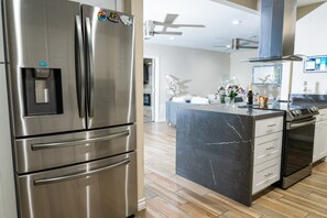 Micro-ondes, four, lave-vaisselle