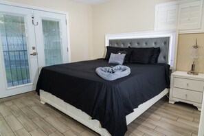 4 bedrooms, iron/ironing board, WiFi, bed sheets