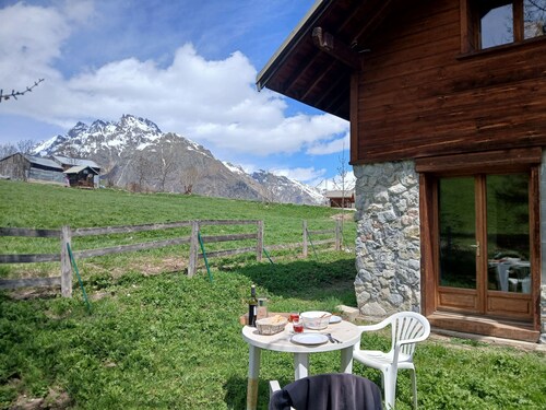 Very sunny chalet at the foot of the slopes, the Ecrins and the paragliding departure point!