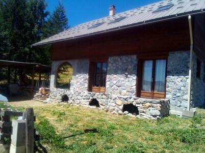 Very sunny chalet at the foot of the slopes, the Ecrins and the paragliding departure point!
