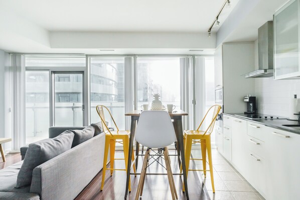 Microondas, horno, placa de cocina, lavavajillas